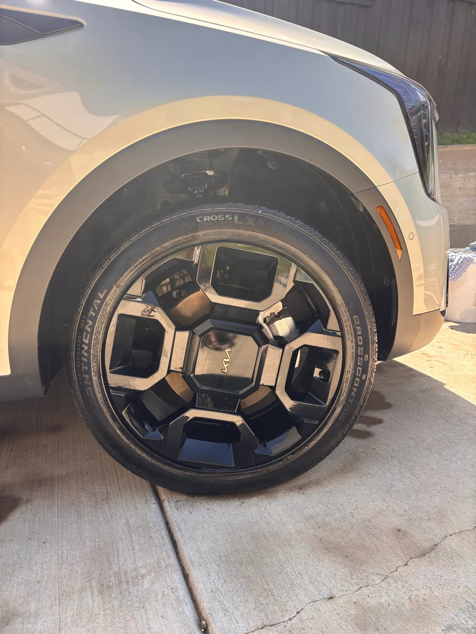 Clean Kia Sorento alloy wheel, wheel well, and dressed tire.