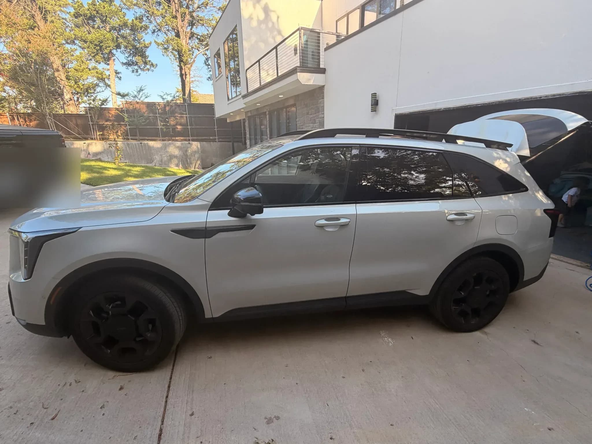 Clean white Kia Sorento side profile with glossy paint after detailing.